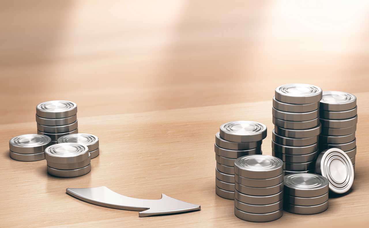Münzen liegen auf dem Tisch. Kostenoptimierung Durch die Automatisierung von Aufgaben und die Effizienzsteigerung können Sie Kosten reduzieren. KI-Tools helfen dabei, Ressourcen effektiver einzusetzen und den ROI (Return on Investment) zu maximieren.